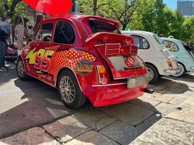 La macchina si presenta con un colore rosso fiammante arricchito da una livrea a tema: spicca il numero 95 sulle fiancate e i fulmini gialli su sfondo a pois rossi, oltre ai loghi di sponsor fittizi come �Rust-eze�
